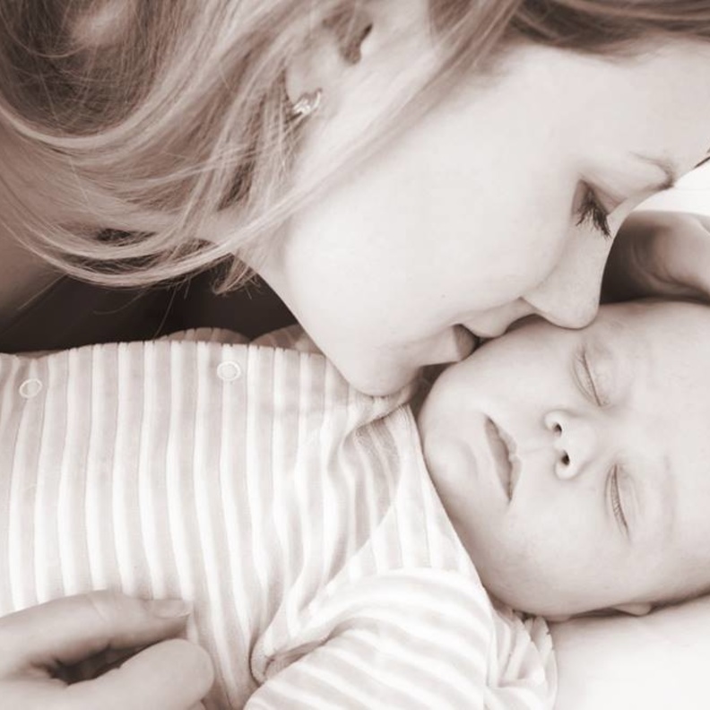 تقبيل الرضيع.. حنان وحب أم أداة للقتل  