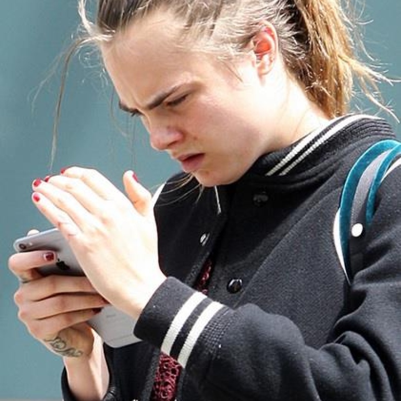 يا ترى ما هو الأمر المهم الذي يجعل كارا ديليفين تركز على موبايلها بهذه الجدية ؟!