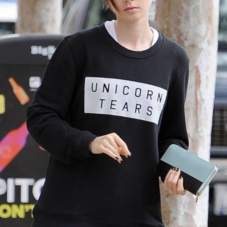 الممثلة ليلي كولينز في ويست هوليوود بإطلالة رياضية ناعمة