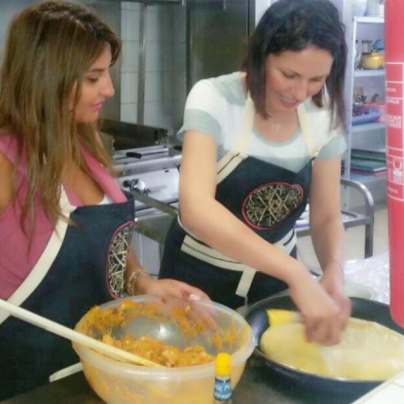 شذى حسون تعلم صديقتها إعداد البسطيلة المغربية