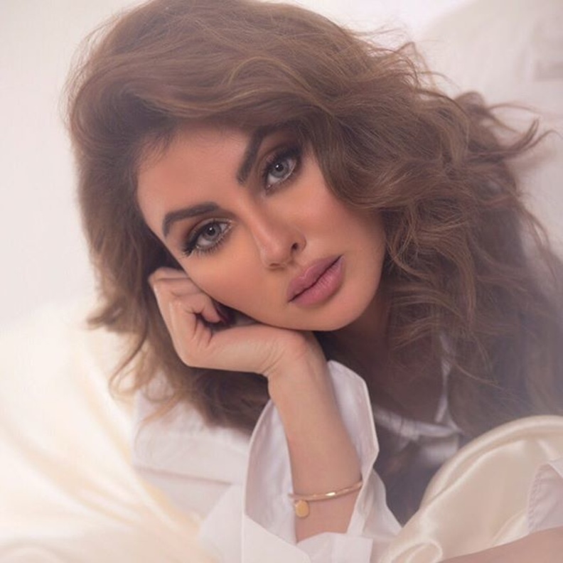 مريم حسين بالشعر الطويل