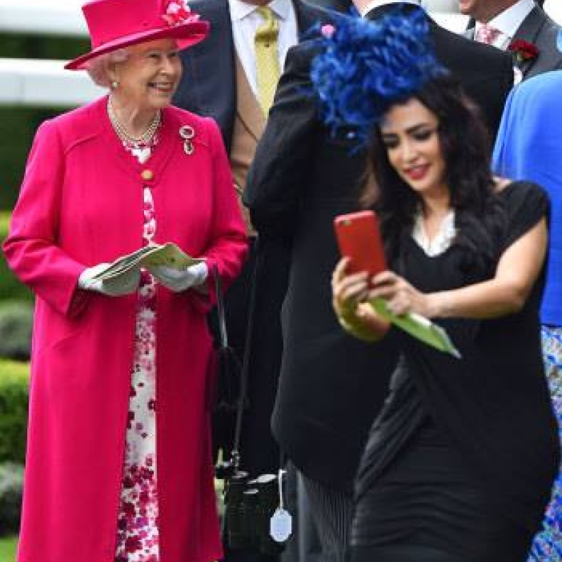 إحدى الحاضرات في سباق Royal Ascot تحاول التقاط "سيلفي" مع الملكة اليزابيث !