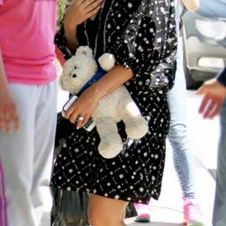 ليدي غاغا من المشاغبة في موسيقى البوب إلى الطفولة مع هذا الدبدوب!