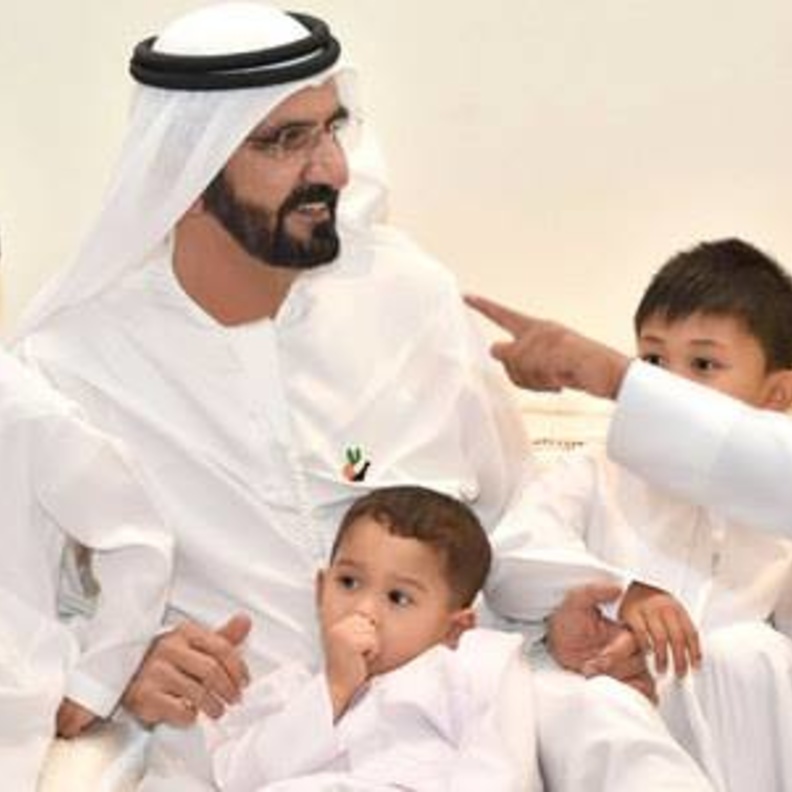الشيخ محمد بن راشد برفقة مجموعة من الأيتام داخل قرية العائلة بالورقاء