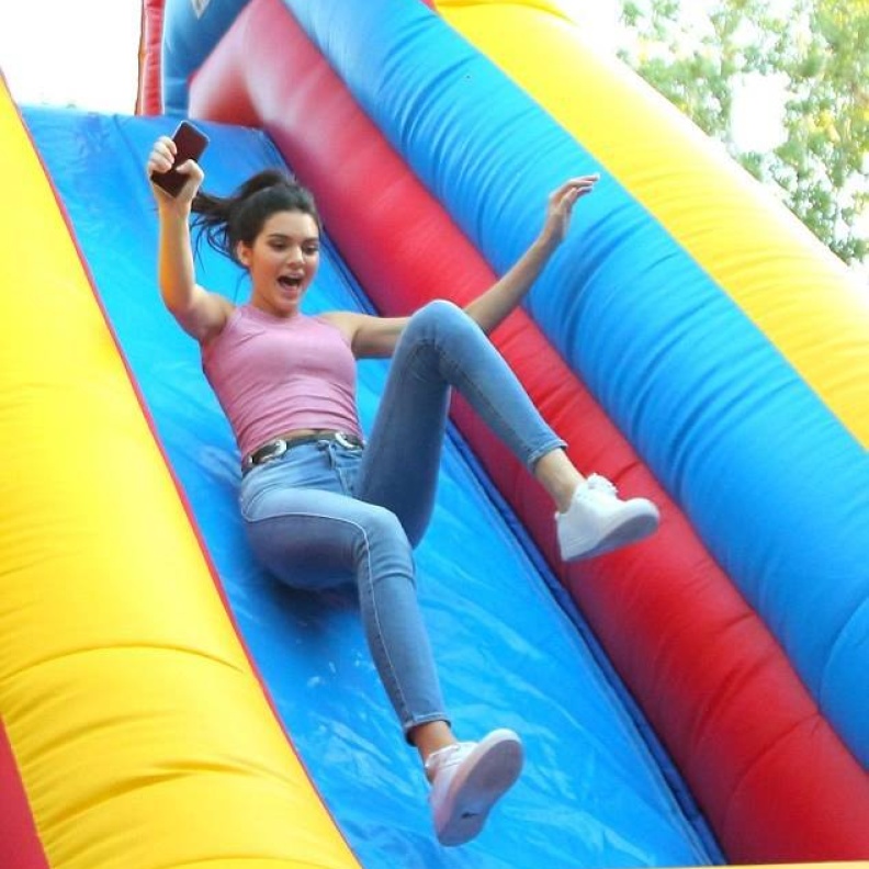 يبدو أن كيندال جينر لا زالت تعيش طفولتها خلال احتفال خاص بتخرج كيلي جينر