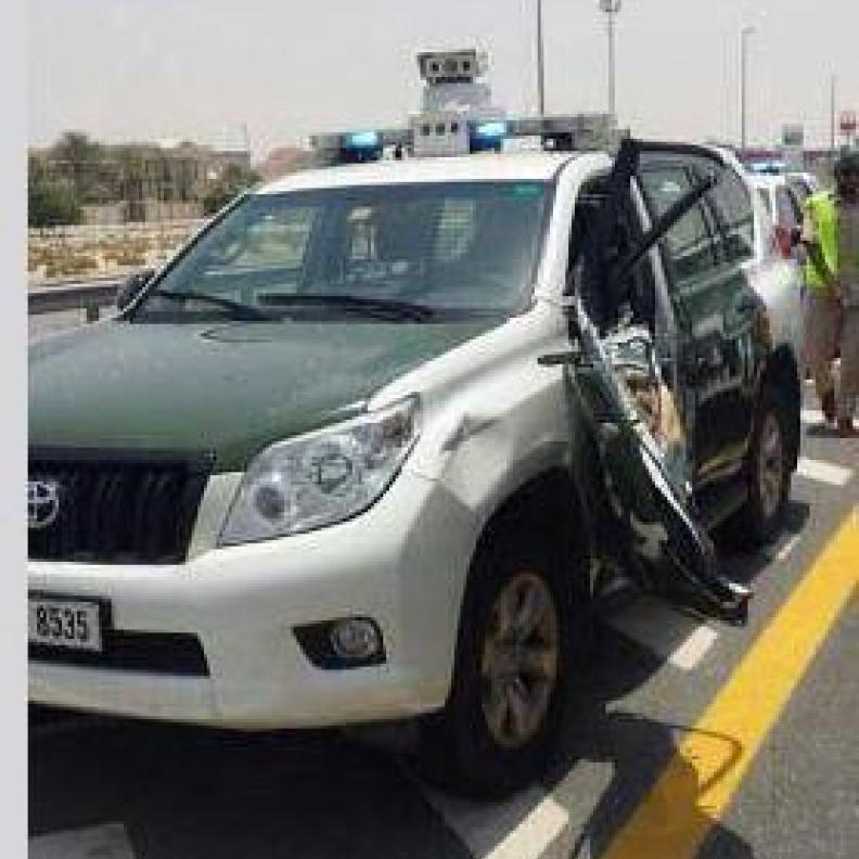 في دبي.. وفاة رقيب شرطة أثناء مساعدة إمرأة على الطريق