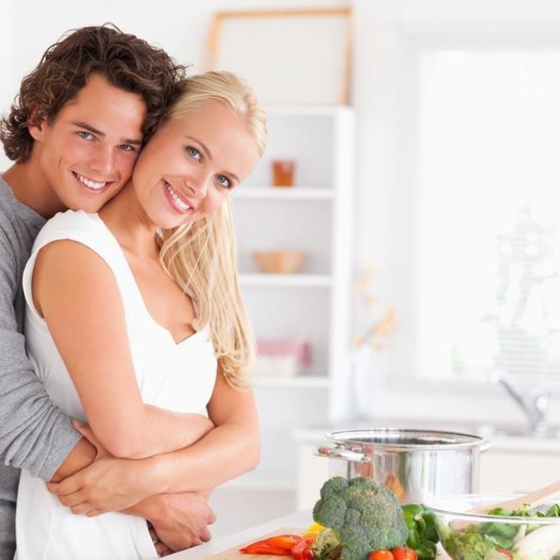 المرأة يزيد وزنها بعد الزواج والرجل بعد الطلاق.. فما صحة ذلك؟
