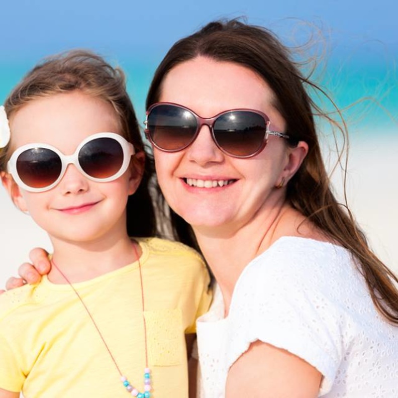 للأم .. لهذه الأسباب تحتاج عيون طفلك لعناية أكبر في فصل الصيف!