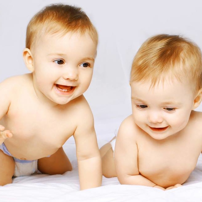 بالفيديو: شجار طريف بين توأم على لهاية فمن سينتصر؟