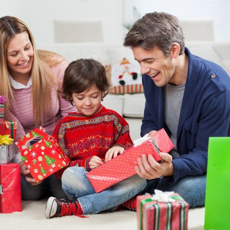 الهدايا توطد العلاقة بين الوالدين وطفليهما