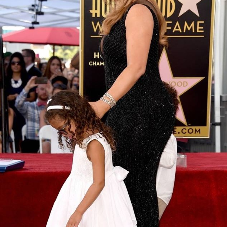 ماريا كاري تصطحب طفليها في ممر الشهرة في هوليوود لتوثيق نجمتها