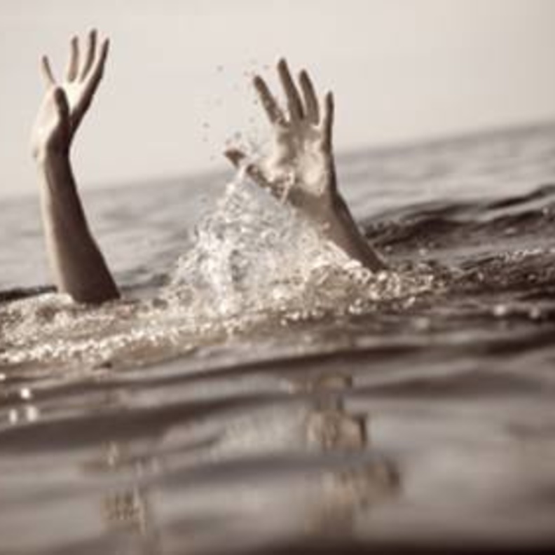 شاب ينتحر غرقاً بعد أن فارقت حبيبته الحياة 