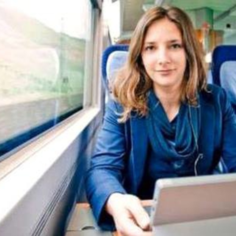 طالبة تلجأ للعيش في قطار بسبب...!