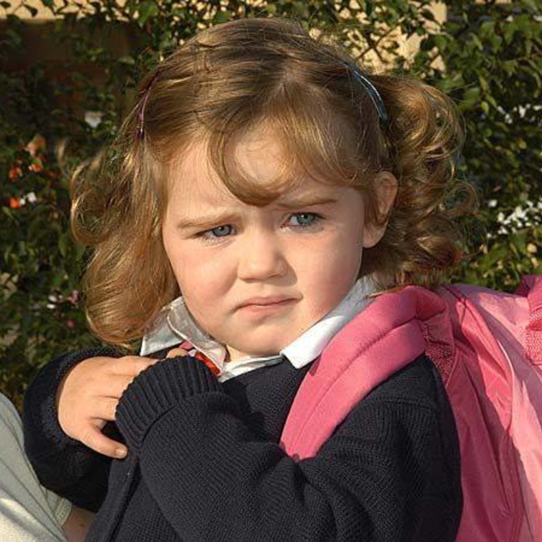 كيف تتعاملين مع مواقف طفلك الطارئة في أيامه الأولى بالمدرسة 