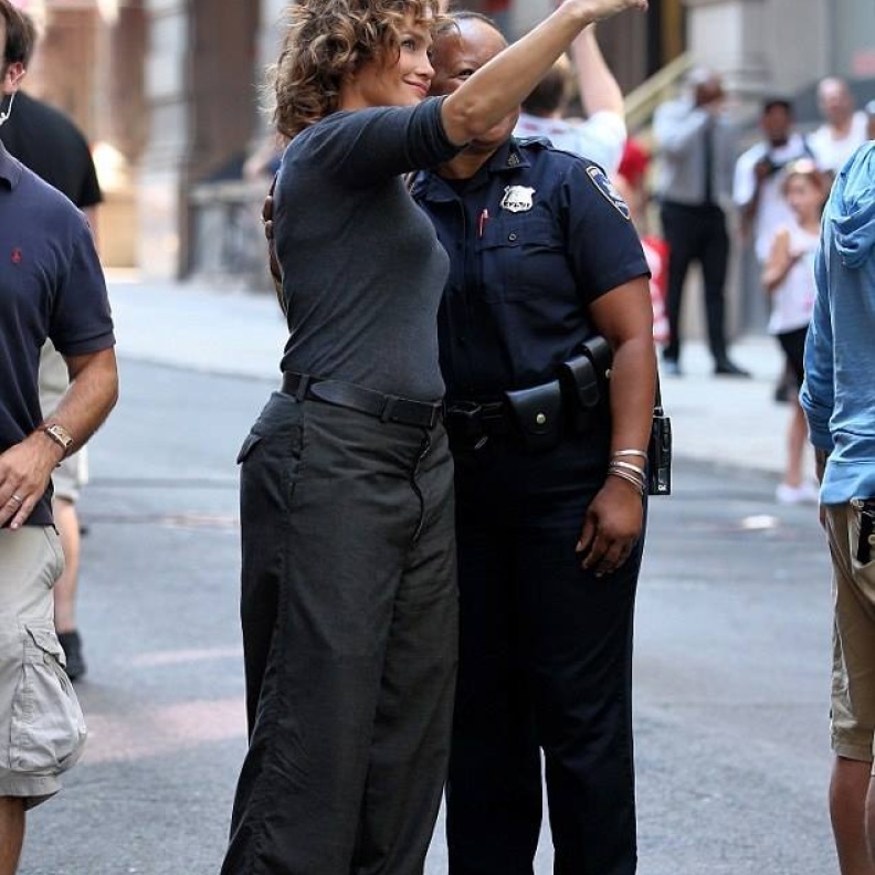 جينيفر لوبيز تلتقط صورة سيلفي مع أحد الشرطيات أثناء تصوير shades of blue