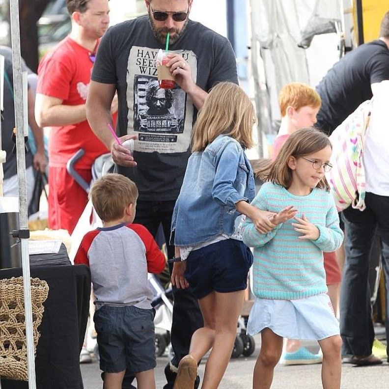 يبدو أن بن أفليك يقضي أوقاتا ممتعة مع أولاده، وقد تجاوز محنته إلى حدٍ ما