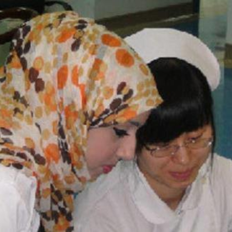 الراحلة الدكتورة  موزة الكعبي توجه إحدى الممرضات