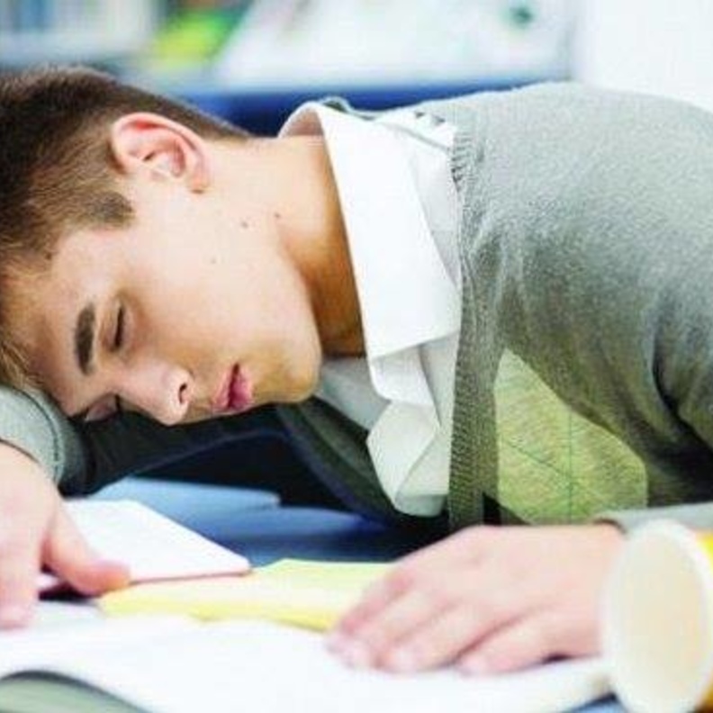 مدرس يوقظ طالب نائم بطفاية الحريق