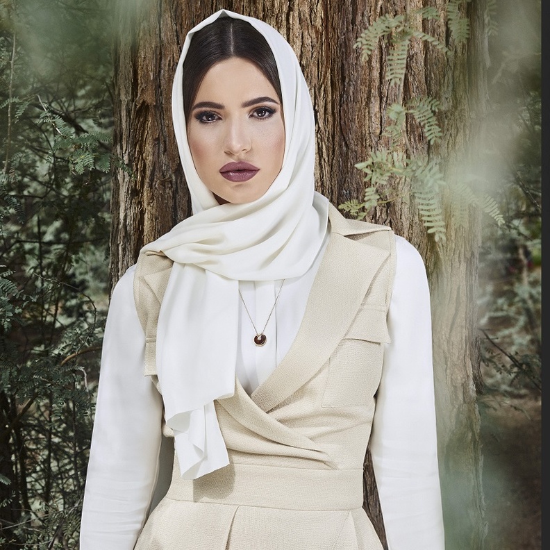 الإماراتية فاطمة حسام تتألق بقلادة أموليت من كارتييه 