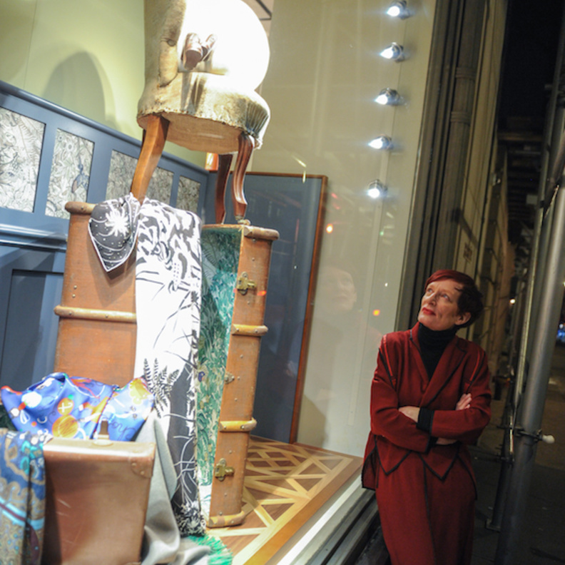 الفنانة نينا ساندرز مصممة نوافذ هيرمز 