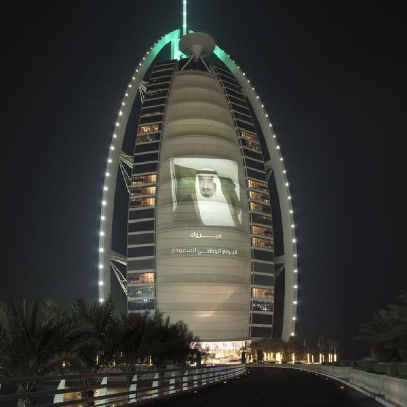 برج العرب يتزين بصورة الملك سلمان حفظه الله بمناسبة اليوم الوطني السعودي 