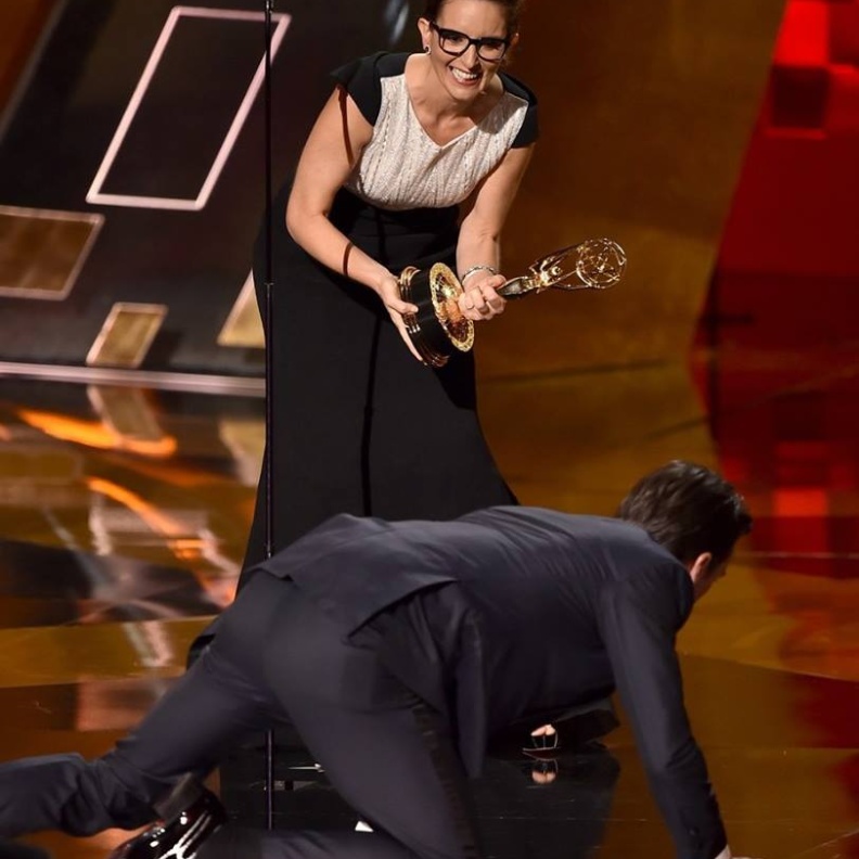 قد يبدو للوهلة الأولى أن النجم جون هام قد سقط على خشبة المسرح، لكنه تعمد القفز لاستلام جائزته