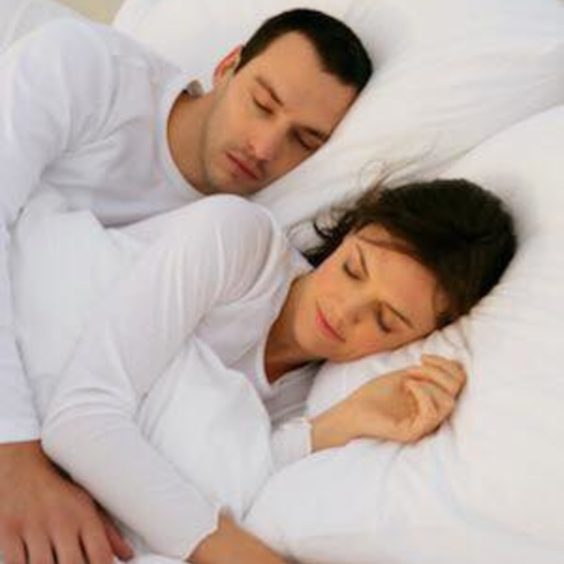 دراسة مفاجئة.. نوم الزوج بجانب زوجته يصيبه بالغباء! 