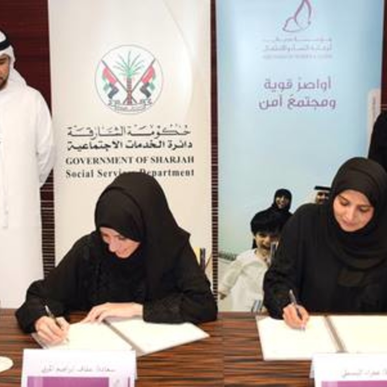 السيدة عفراء الباسطي والسيدة عفاف المري أثناء توقيع الإتفاقية