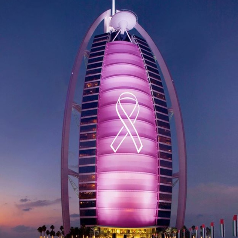 برج العرب يتزين باللون الزهري .. وشعار سرطان الثدي