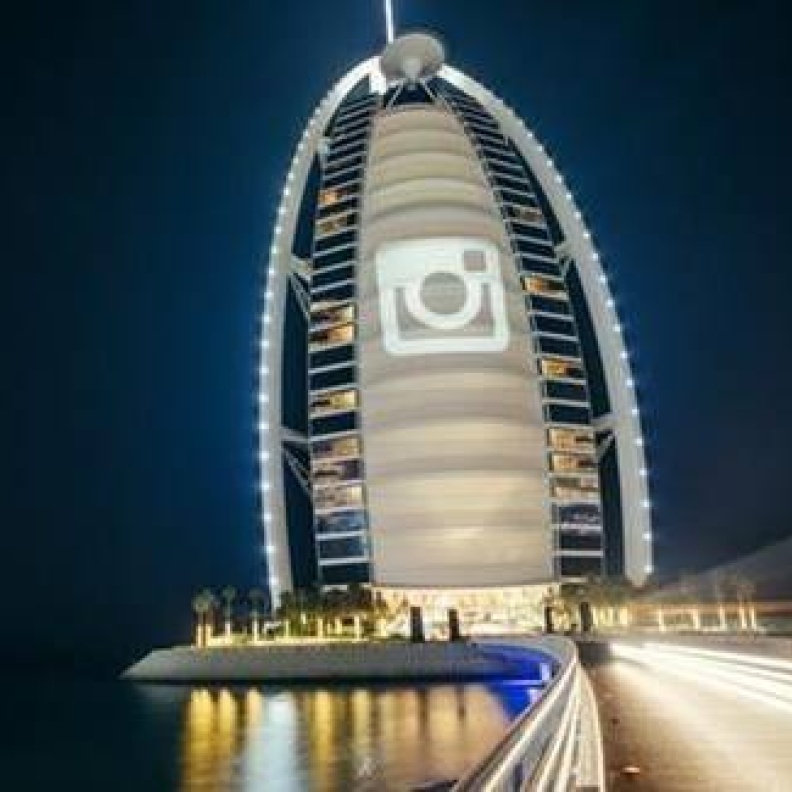 انستقرام يحتفل بذكراه السنوية الخامسة بعرض شعاره على برج العرب