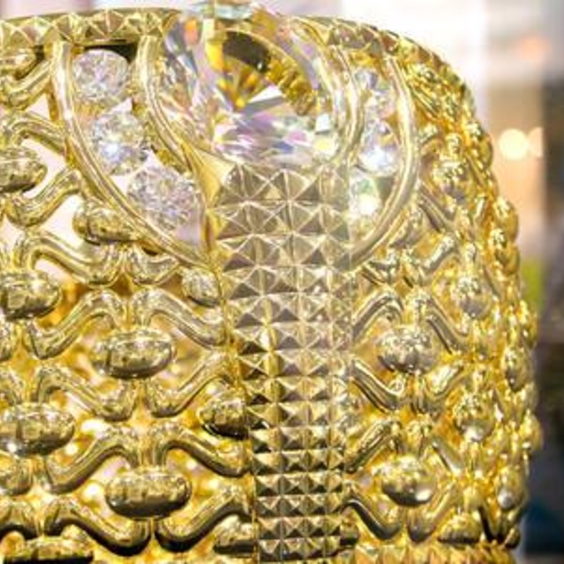 الشارقة للمجوهرات يعرض خاتماً من الذهب يزن 63.856 كيلوغراما