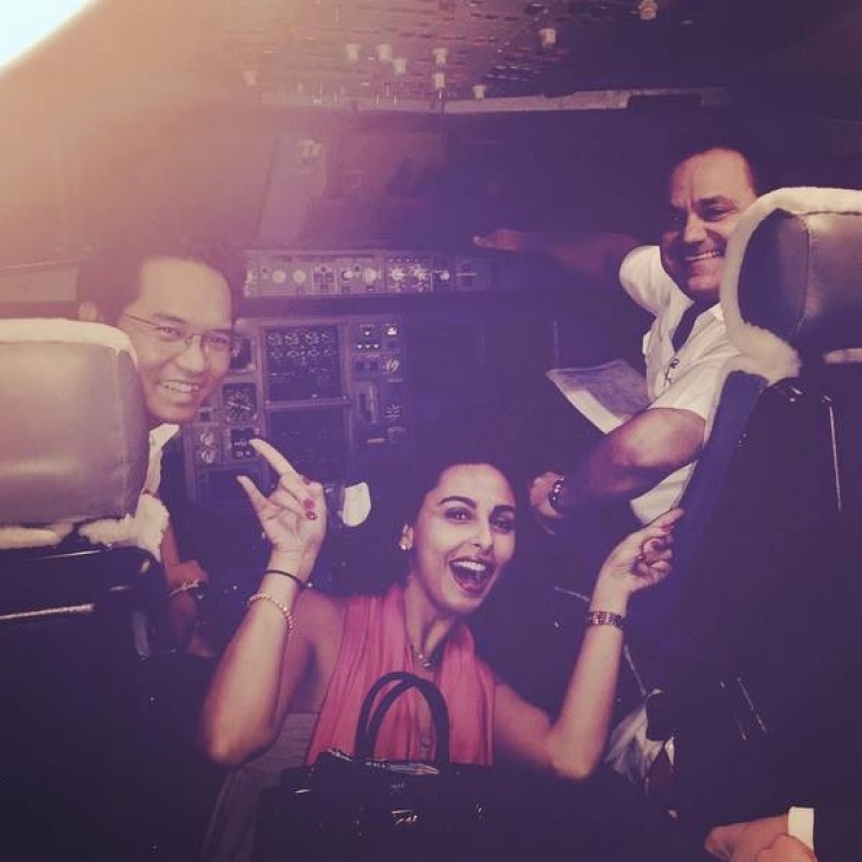 ميس حمدان المشاغبة دائماً تقتحم قمرة كابتن الطائرة