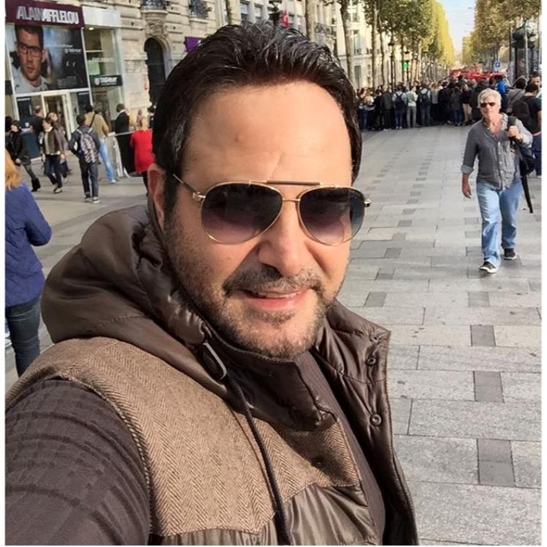 عاصي حلاني يأخذ السيلفي في احدى شوارع باريس و ينشر صورته اليوم على حسابه بالانستقرام 