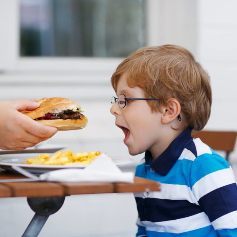 وجبات غير صحية تقود الأطفال إلى البدانة والمرض