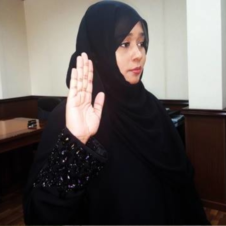 آمنة سرور الزعابي .. أول مواطنة تعمل كمترجمة أمام محاكم الدولة 