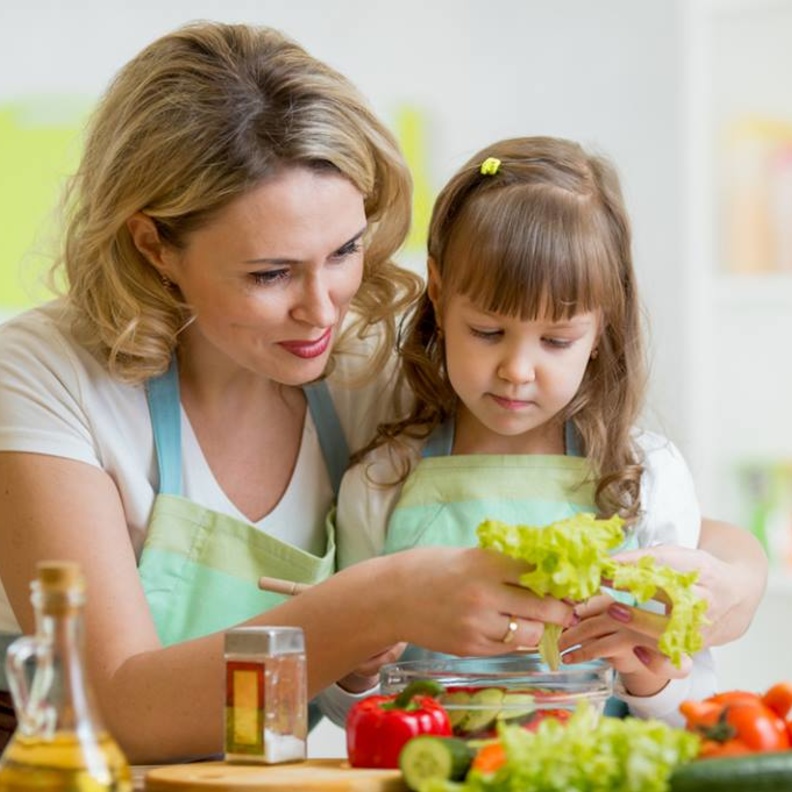 كيفية تعويد الطفل على الغذاء الصحي في عمر مبكر 