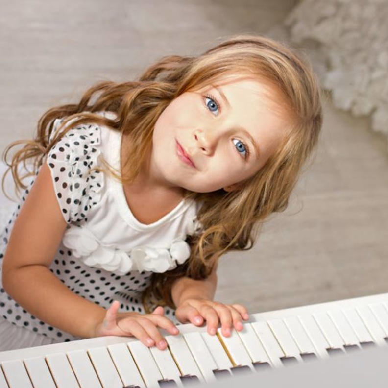 قد تتعدد مواهب الطفل لذا تابعيه وراقبيه حتى يسهل عليك إكتشافها