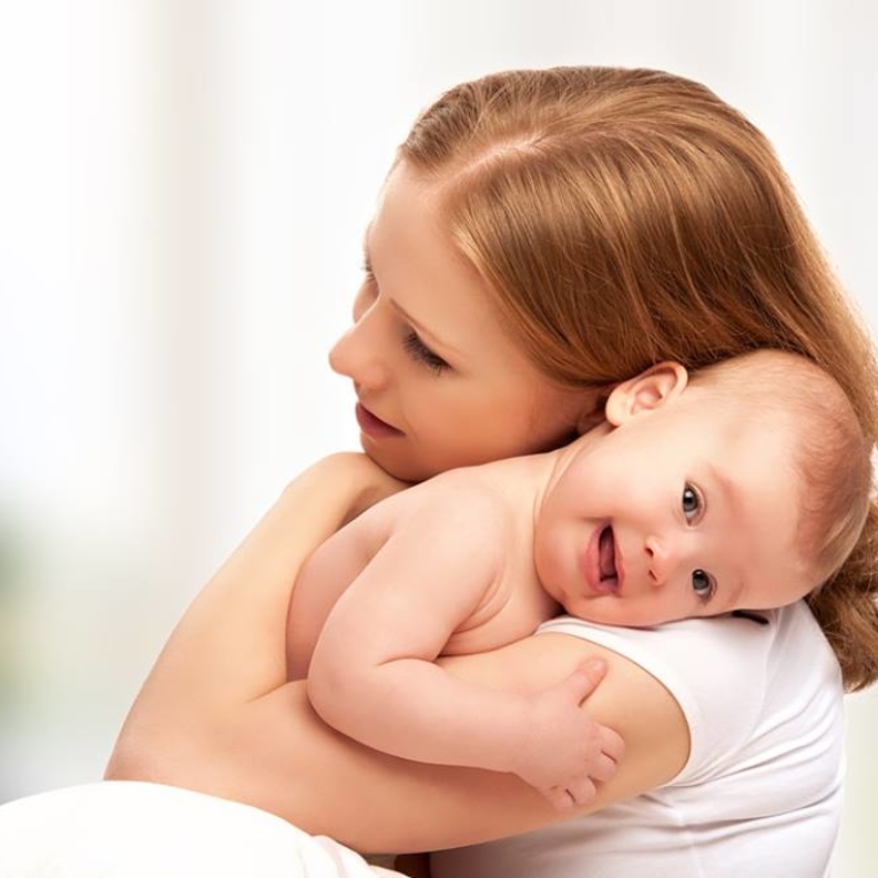 حضنك منتهى الأمان لطفلك فلا تحرميه إياه 