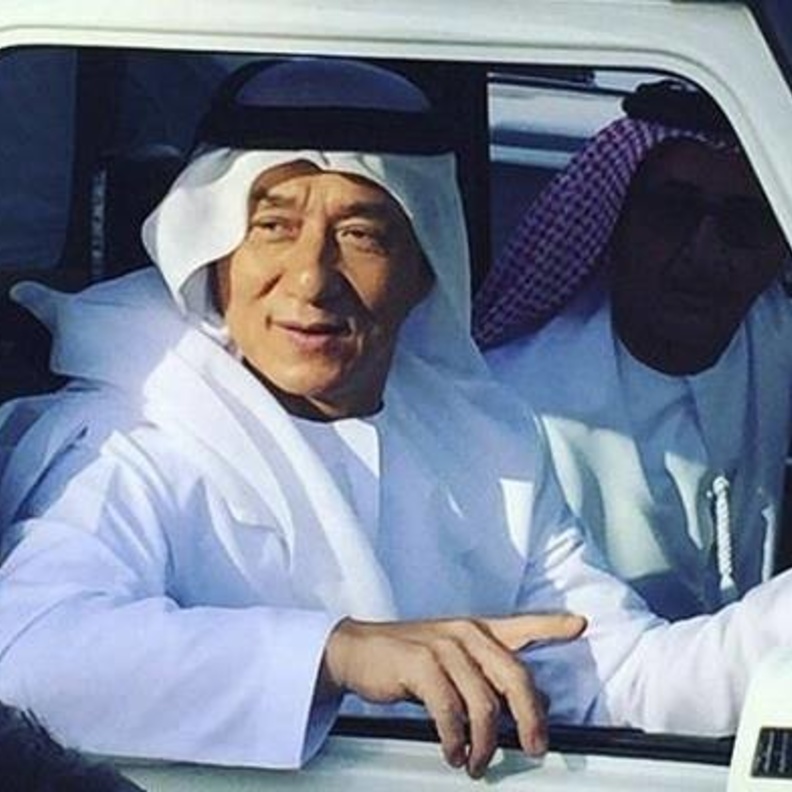 جاكي شان بالزي الخليجي في دبي لتصوير مشاهد من فيلم كونغ فو يوجا