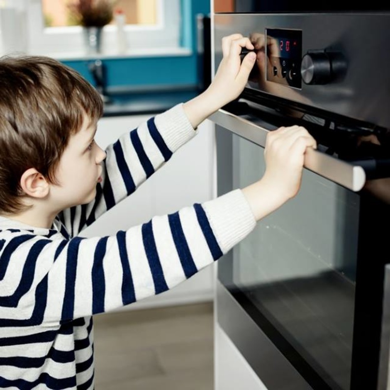 يجب غلق المفتاح العمومي للغاز ضمانا لسلامة الطفل وغلق المطبخ إن أمكن