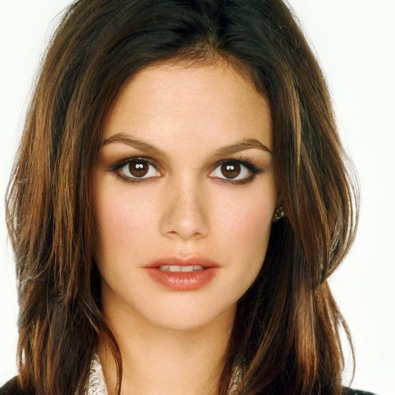 الممثلة العالمية راتشيل ببلسون سعيدة بمهرجان الشارقة السينمائي للطفل