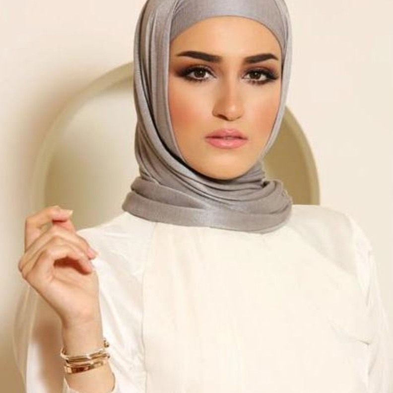 دلال الدوب بمكياج ناعم وراقي