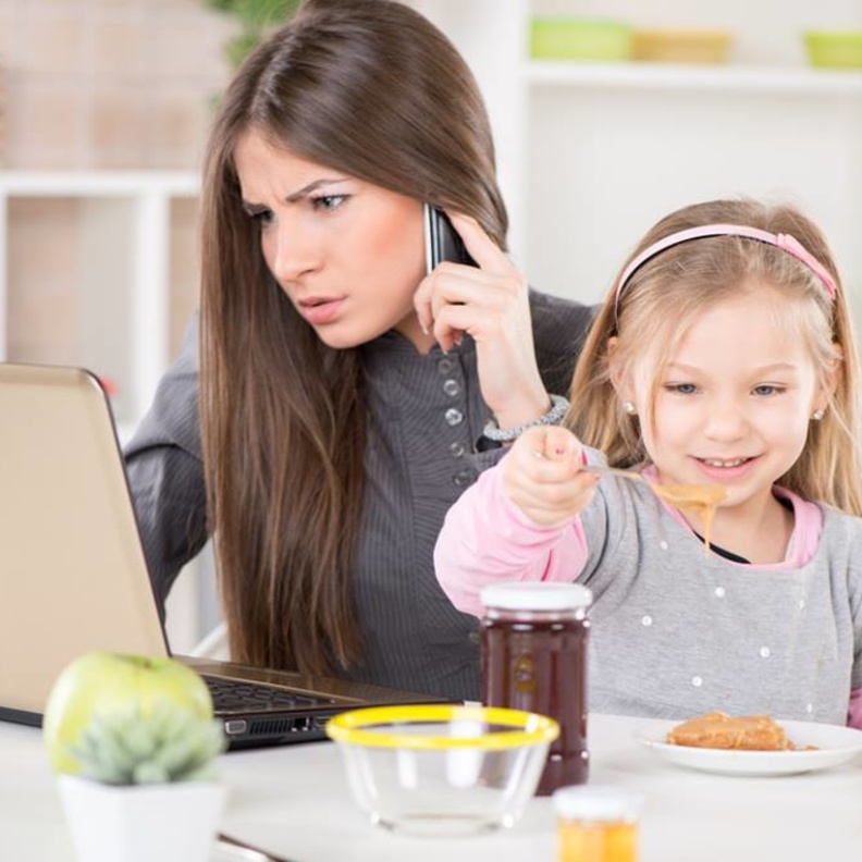 هل تقلّ عاطفة الأمومة في قلوب الأمهات العاملات؟