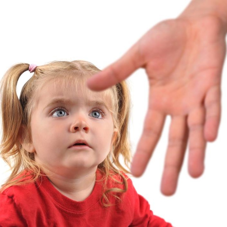 إختلاط الأطفال بالغرباء محفوف بالمخاطر .. فكيف تحفظينهم منها؟