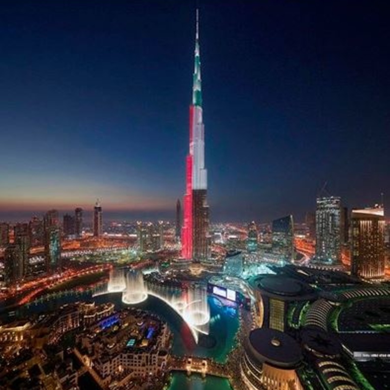 برج خليفة مزدان بألوان العلم احتفالا بيوم العلم الإماراتي