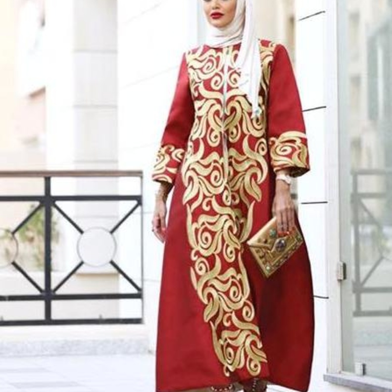 المدونة مرمر بستايل أنيق بعباءة مطرزة بالذهبي