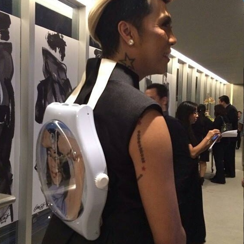 تقليعة جديدة للموضة من الفيليبين، لا نعرف إن كانت حقيبة أو إكسسواراً. لكن حاملها سيعرف الوقت دائماً !