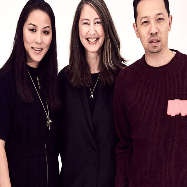 ريهانا تعرض النظارات الجديدة من ديور