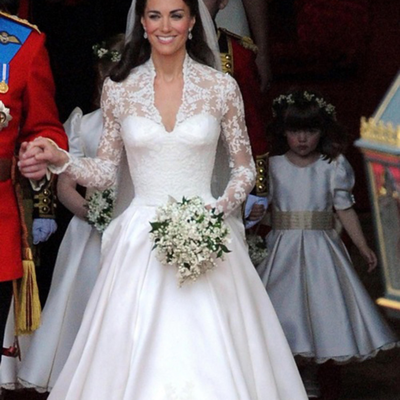 فستان زفاف كيم كردشيان من تصميم فيرا وانغ بتنورة منفوشة