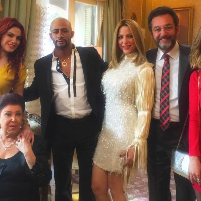 عادت لتصوير الاسطورة بملابس الحداد